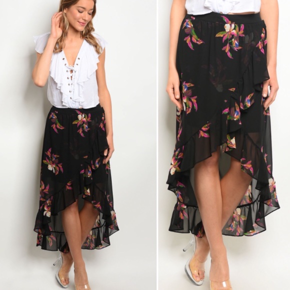 Dresses & Skirts - ❤️❗️Last 3! XS-M Beautiful floral skirt